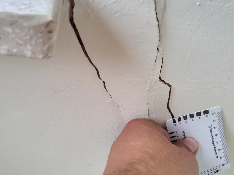 Subsidence plaster crack assessed by structural engineer in Tamworth